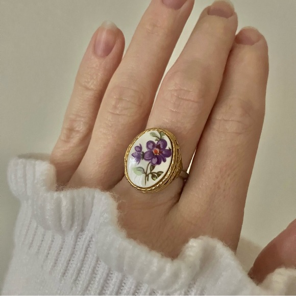 Vintage Jewelry - Painted African Violets Enamel Gold Adjustable Antique Ring Statement Floral